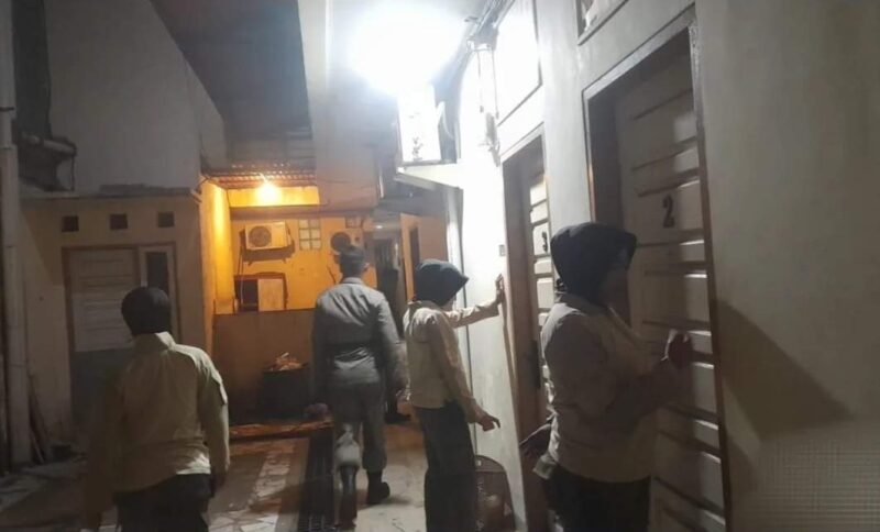 Petugas Satpol PP Padang merazia salah satu kos-kosan yang ada di Padang, Jumat (26/7/2024) dini hari. (Foto: Humas Satpol PP Padang)