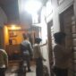 Petugas Satpol PP Padang merazia salah satu kos-kosan yang ada di Padang, Jumat (26/7/2024) dini hari. (Foto: Humas Satpol PP Padang)
