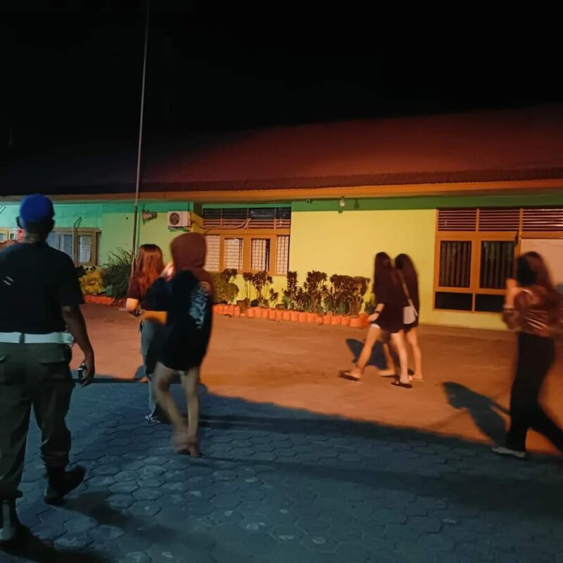 Sejumlah wanita yang terjaring razia dibawa ke Mako Satpol PP Padang guna dimintai keterangan lebih lanjut. (Foto: Humas Satpol PP Padang)