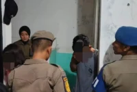 Tim gabungan saat melakukan operasi pengawasan di Rusunawa Purus, Minggu (29/7/2024) dinihari. (Foto: Humas Satpol PP Padang)