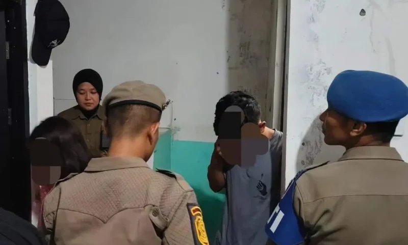 Tim gabungan saat melakukan operasi pengawasan di Rusunawa Purus, Minggu (29/7/2024) dinihari. (Foto: Humas Satpol PP Padang)