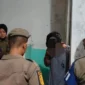 Tim gabungan saat melakukan operasi pengawasan di Rusunawa Purus, Minggu (29/7/2024) dinihari. (Foto: Humas Satpol PP Padang)