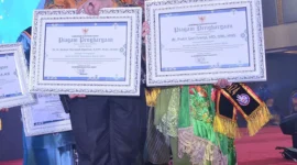 Pj Wako Padang Andree Algamar dan istri, Vanny Andree Algamar menerima anugerah Ayah dan Bunda GenRe Sumbar 2024 kategori Pengayom. (Foto: Prokopim Padang)