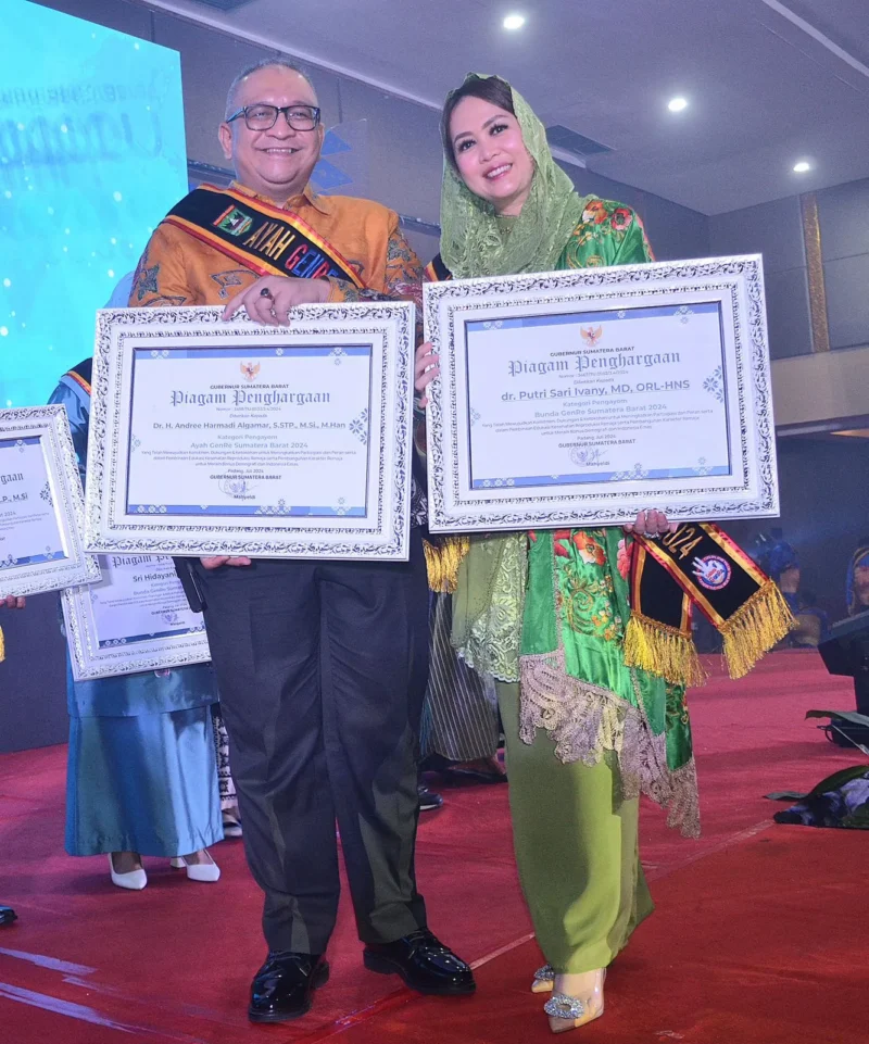 Pj Wako Padang Andree Algamar dan istri, Vanny Andree Algamar menerima anugerah Ayah dan Bunda GenRe Sumbar 2024 kategori Pengayom. (Foto: Prokopim Padang)