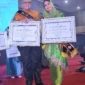 Pj Wako Padang Andree Algamar dan istri, Vanny Andree Algamar menerima anugerah Ayah dan Bunda GenRe Sumbar 2024 kategori Pengayom. (Foto: Prokopim Padang)
