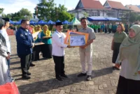 Asisten II Bidang Perekonomian dan Pembangunan Setdako Padang, Didi Aryadi menyerahkan piagam penghargaan kepada Koperasi Berprestasi Tingkat Kota Padang Tahun 2024.