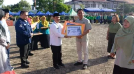 Asisten II Bidang Perekonomian dan Pembangunan Setdako Padang, Didi Aryadi menyerahkan piagam penghargaan kepada Koperasi Berprestasi Tingkat Kota Padang Tahun 2024.