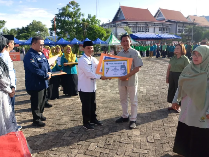 Asisten II Bidang Perekonomian dan Pembangunan Setdako Padang, Didi Aryadi menyerahkan piagam penghargaan kepada Koperasi Berprestasi Tingkat Kota Padang Tahun 2024.