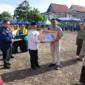 Asisten II Bidang Perekonomian dan Pembangunan Setdako Padang, Didi Aryadi menyerahkan piagam penghargaan kepada Koperasi Berprestasi Tingkat Kota Padang Tahun 2024.