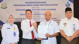 Penandatanganan kerjasama antara Perumda Air Minum Kota Padang bersama Kejari Padang. (Foto: Prokopim Padang)