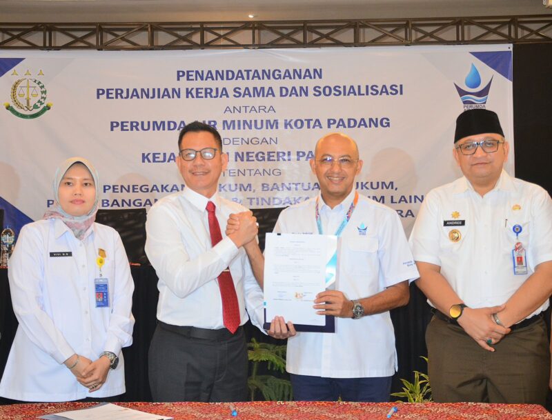 Penandatanganan kerjasama antara Perumda Air Minum Kota Padang bersama Kejari Padang. (Foto: Prokopim Padang)