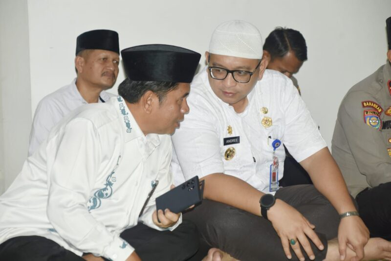 Pj Wako Padang Andree Algamar saat Tablig Akbar di Masjid Nurul Iman Padang, Jumat (5/7/2024). (Foto: Prokopim Padang)