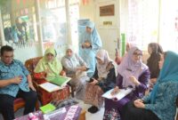 Tim penilai propinsi melakukan penilaian di Posyandu Semai Benih Bangsa Palimo, Jumat (5/7/2024). (Foto: Prokopim Padang)