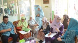 Tim penilai propinsi melakukan penilaian di Posyandu Semai Benih Bangsa Palimo, Jumat (5/7/2024). (Foto: Prokopim Padang)