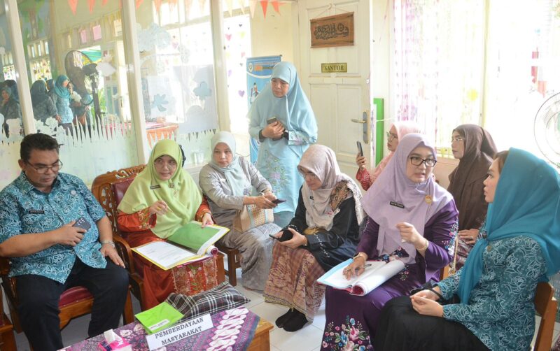 Tim penilai propinsi melakukan penilaian di Posyandu Semai Benih Bangsa Palimo, Jumat (5/7/2024). (Foto: Prokopim Padang)