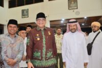 Pj Wali Kota Padang Andree Algamar menyambut kedatangan delegasi keluarga besar keturunan Syekh Ahmad Khatib Al Minangkabawi di Palanta Rumah Dinas Wali Kota. (Foto: Prokopim Padang)