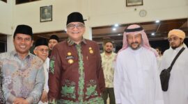 Pj Wali Kota Padang Andree Algamar menyambut kedatangan delegasi keluarga besar keturunan Syekh Ahmad Khatib Al Minangkabawi di Palanta Rumah Dinas Wali Kota. (Foto: Prokopim Padang)