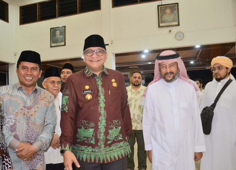 Pj Wali Kota Padang Andree Algamar menyambut kedatangan delegasi keluarga besar keturunan Syekh Ahmad Khatib Al Minangkabawi di Palanta Rumah Dinas Wali Kota. (Foto: Prokopim Padang)