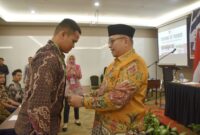 Pj Wali Kota Padang Andree Algamar memasangkan kokarde kepada peserta TOT. (Foto: Prokopim Padang)