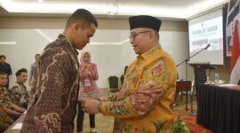 Pj Wali Kota Padang Andree Algamar memasangkan kokarde kepada peserta TOT. (Foto: Prokopim Padang)