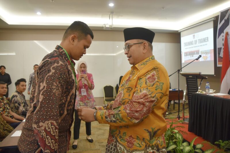 Pj Wali Kota Padang Andree Algamar memasangkan kokarde kepada peserta TOT. (Foto: Prokopim Padang)