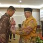 Pj Wali Kota Padang Andree Algamar memasangkan kokarde kepada peserta TOT. (Foto: Prokopim Padang)