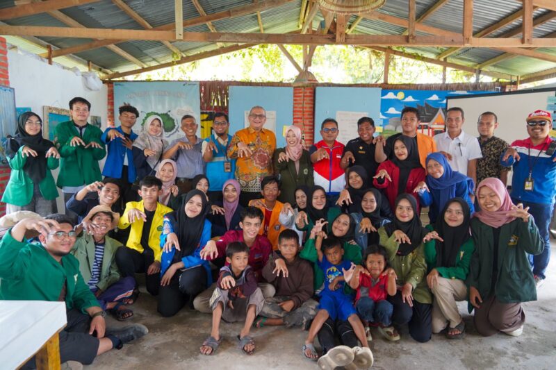 Pj Wali Kota Padang Andree Algamar menutup kegiatan program Healing Forest di Desa Wisata Teluk Buo, Kelurahan Teluk Kabung Tengah, Kecamatan Bungus Teluk Kabung, Sabtu (6/7/2024). (Foto: Prokopim Padang)