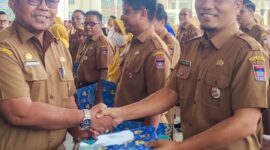 Pj Sekda Padang Yosefriawan menyerahkan penghargaan kepada Faisal Siregar, ASN Bagian Prokopim Setdako Padang. (Foto: Prokopim Padang)