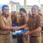 Pj Sekda Padang Yosefriawan menyerahkan penghargaan kepada Faisal Siregar, ASN Bagian Prokopim Setdako Padang. (Foto: Prokopim Padang)