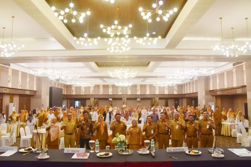 Penjabat (Pj) Sekda Padang Yosefriawan membuka Bimtek Indeks Inovasi Daerah 2024 di Pangeran Beach Hotel, Senin, (8/7/2024). (Foto: Prokopim Padang)
