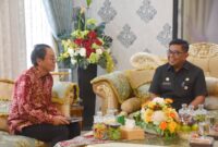Pj Sekda Padang Yosefriawan menyambut Konsulat Jenderal Jepang Takonai Susumu di Rumah Dinas Wali Kota Padang, Selasa, (9/7/2024). (Foto: Prokopim Padang)