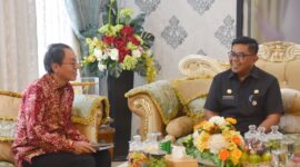 Pj Sekda Padang Yosefriawan menyambut Konsulat Jenderal Jepang Takonai Susumu di Rumah Dinas Wali Kota Padang, Selasa, (9/7/2024). (Foto: Prokopim Padang)