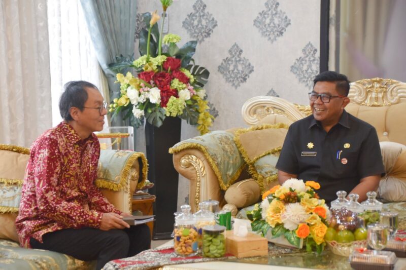 Pj Sekda Padang Yosefriawan menyambut Konsulat Jenderal Jepang Takonai Susumu di Rumah Dinas Wali Kota Padang, Selasa, (9/7/2024). (Foto: Prokopim Padang)