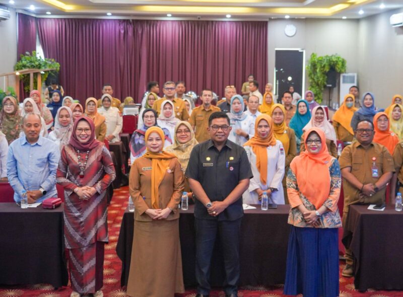 Pj Sekda Padang Yosefriawan saat membuka Pertemuan dan Evaluasi Percepatan Penanggulangan TBC di Kota Padang, di Hotel Rangkayo Basa, Selasa (9/7/2024).