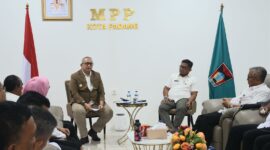 Pj Wako Padang Andree Algamar saat memimpin rapat dengan Satgas Percepatan Penyelesaian Perizinan Berusaha Pemko Padang di Ruangan Klinik Investasi MPP Padang, Lantai 4 Plaza Andalas, Rabu (10/7/2024). (Foto: Prokopim Padang)