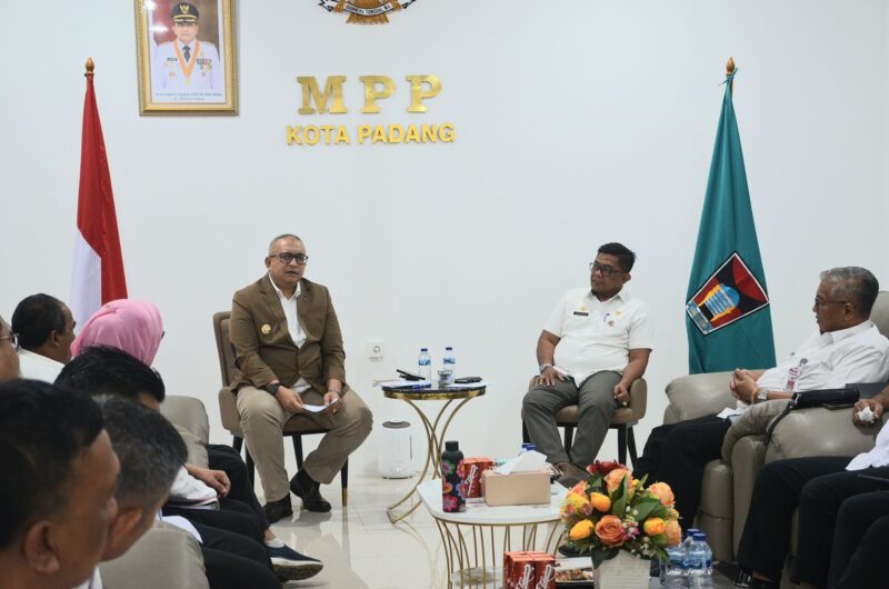 Pj Wako Padang Andree Algamar saat memimpin rapat dengan Satgas Percepatan Penyelesaian Perizinan Berusaha Pemko Padang di Ruangan Klinik Investasi MPP Padang, Lantai 4 Plaza Andalas, Rabu (10/7/2024). (Foto: Prokopim Padang)