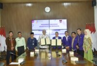 Pj Wako Padang Andree Algamar bersama Rektor UISB Prof. Dr. H. Eka Putra Wirman Lc. M.A, di Lounge Balaikota Padang, Kamis, (11/7/2024). (Foto: Prokopim Padang)