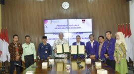 Pj Wako Padang Andree Algamar bersama Rektor UISB Prof. Dr. H. Eka Putra Wirman Lc. M.A, di Lounge Balaikota Padang, Kamis, (11/7/2024). (Foto: Prokopim Padang)