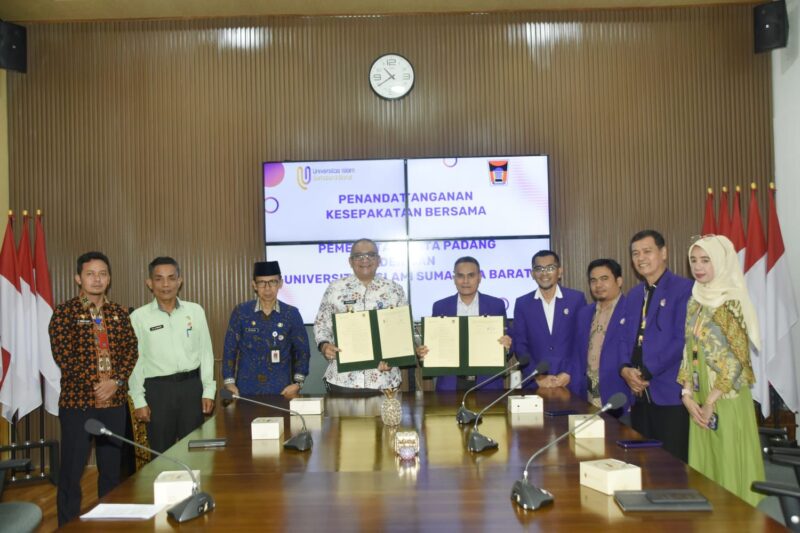 Pj Wako Padang Andree Algamar bersama Rektor UISB Prof. Dr. H. Eka Putra Wirman Lc. M.A, di Lounge Balaikota Padang, Kamis, (11/7/2024). (Foto: Prokopim Padang)