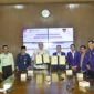 Pj Wako Padang Andree Algamar bersama Rektor UISB Prof. Dr. H. Eka Putra Wirman Lc. M.A, di Lounge Balaikota Padang, Kamis, (11/7/2024). (Foto: Prokopim Padang)