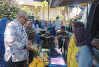 Pj Wali Kota Padang Andree Algamar meninjau pasar murah di depan Kantor Lurah Padang Pasir, Kamis (11/7/2024). (Foto: Prokopim Padang)