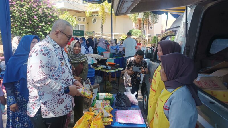 Pj Wali Kota Padang Andree Algamar meninjau pasar murah di depan Kantor Lurah Padang Pasir, Kamis (11/7/2024). (Foto: Prokopim Padang)