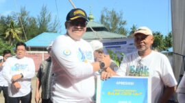Pj Wali Kota Padang Andree Algamar menyerahkan apresiasi nelayan teraktif pada Gernas BCL 2024 di Kota Padang. (Foto: Prokopim Padang)