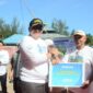 Pj Wali Kota Padang Andree Algamar menyerahkan apresiasi nelayan teraktif pada Gernas BCL 2024 di Kota Padang. (Foto: Prokopim Padang)