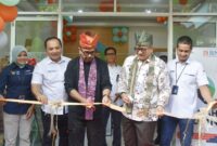 Pj Wali Kota Padang Andree Algamar dan Staf Khusus Menteri BUMN Arya Mahendra Sinulingga meresmikan Rumah BUMN Padang di Jalan Diponegoro, Kamis (11/7/2024). (Foto: Prokopim Padang)
