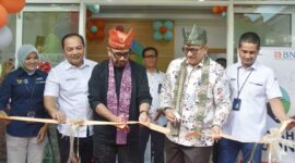 Pj Wali Kota Padang Andree Algamar dan Staf Khusus Menteri BUMN Arya Mahendra Sinulingga meresmikan Rumah BUMN Padang di Jalan Diponegoro, Kamis (11/7/2024). (Foto: Prokopim Padang)