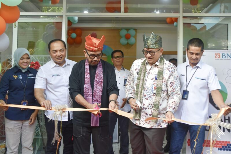 Pj Wali Kota Padang Andree Algamar dan Staf Khusus Menteri BUMN Arya Mahendra Sinulingga meresmikan Rumah BUMN Padang di Jalan Diponegoro, Kamis (11/7/2024). (Foto: Prokopim Padang)