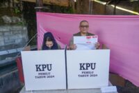 Pj Wako Padang Andree Algamar bersama istri, Ny. Vanny Andree Algamar menyalurkan hak pilihnya di TPS 01, Kelurahan Rimbo Kaluang, Sabtu (13/7/2024). (Foto: Prokopim Padang)