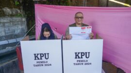 Pj Wako Padang Andree Algamar bersama istri, Ny. Vanny Andree Algamar menyalurkan hak pilihnya di TPS 01, Kelurahan Rimbo Kaluang, Sabtu (13/7/2024). (Foto: Prokopim Padang)