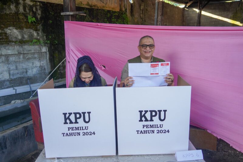 Pj Wako Padang Andree Algamar bersama istri, Ny. Vanny Andree Algamar menyalurkan hak pilihnya di TPS 01, Kelurahan Rimbo Kaluang, Sabtu (13/7/2024). (Foto: Prokopim Padang)